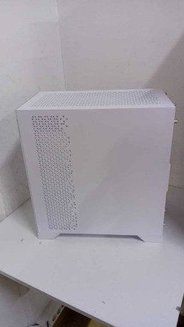 XPG INVADER X ARGB TEMPERLI CAM USB KASA B(OUTLET)