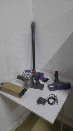 DYSON V8 ADVANCED DIKEY SUPURGE(OUTLET)